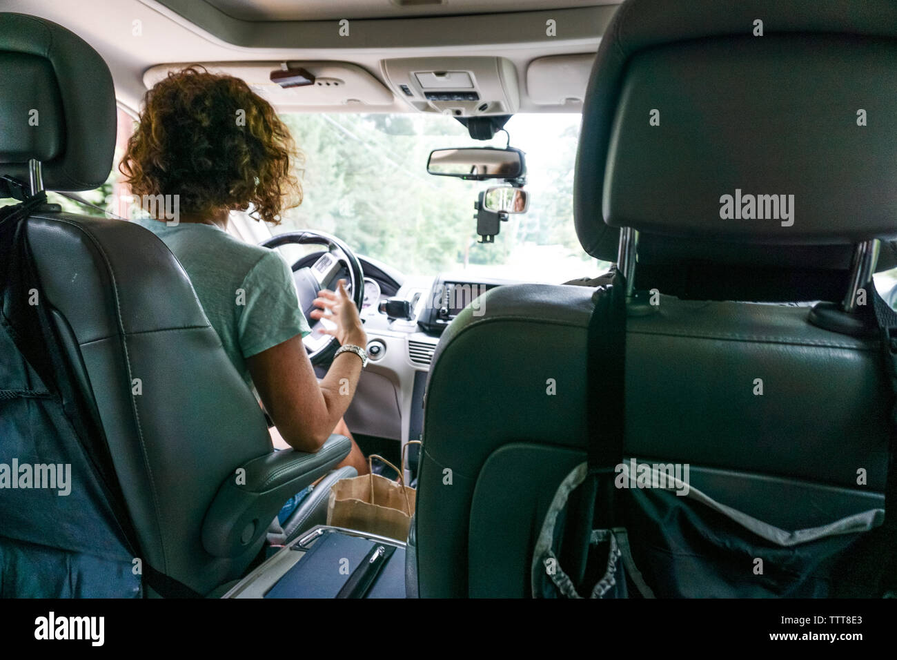 Talking while driving hires stock photography and images Alamy