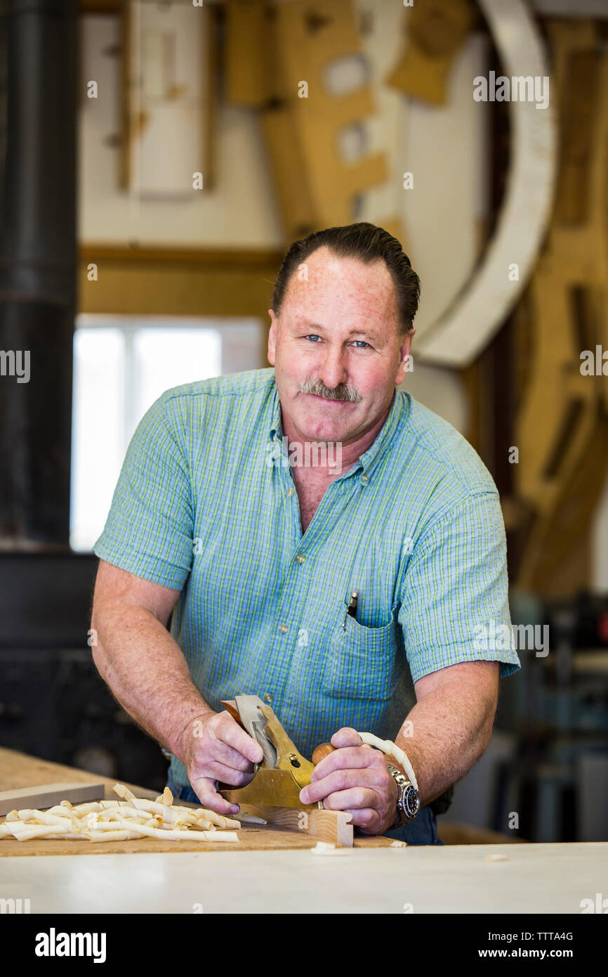 Carving wood hi-res stock photography and images - Alamy
