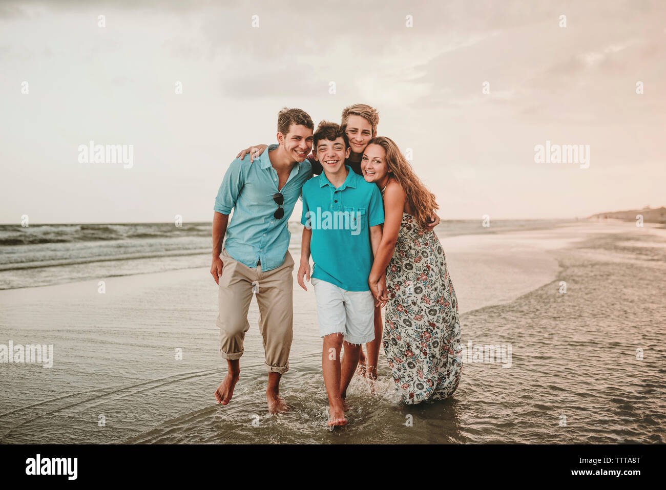 Siblings at the beach hi-res stock photography and images - Alamy