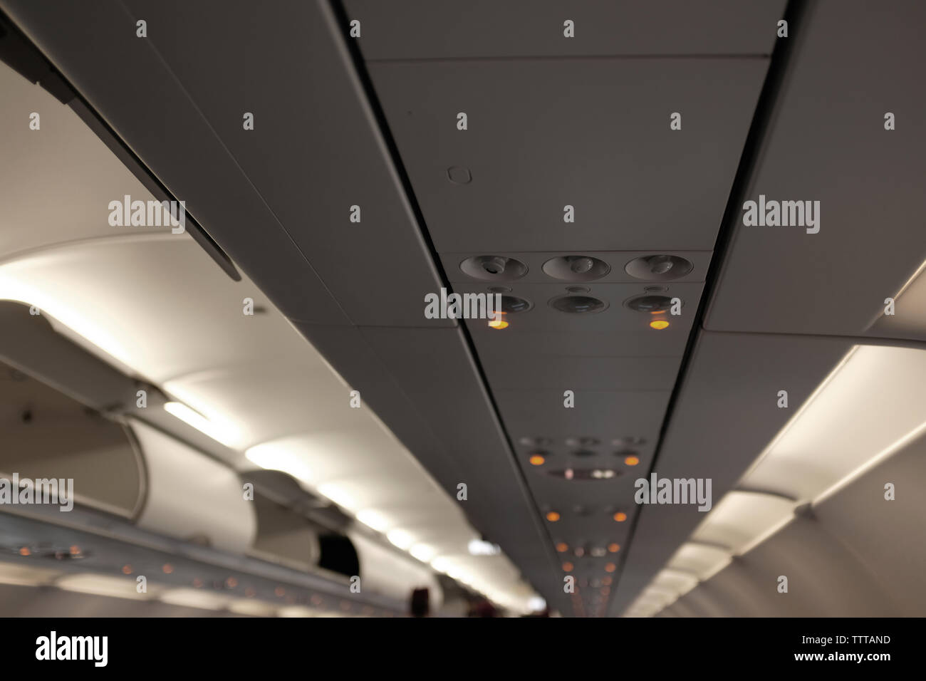 Airplane interior with overhead luggage compartments and console