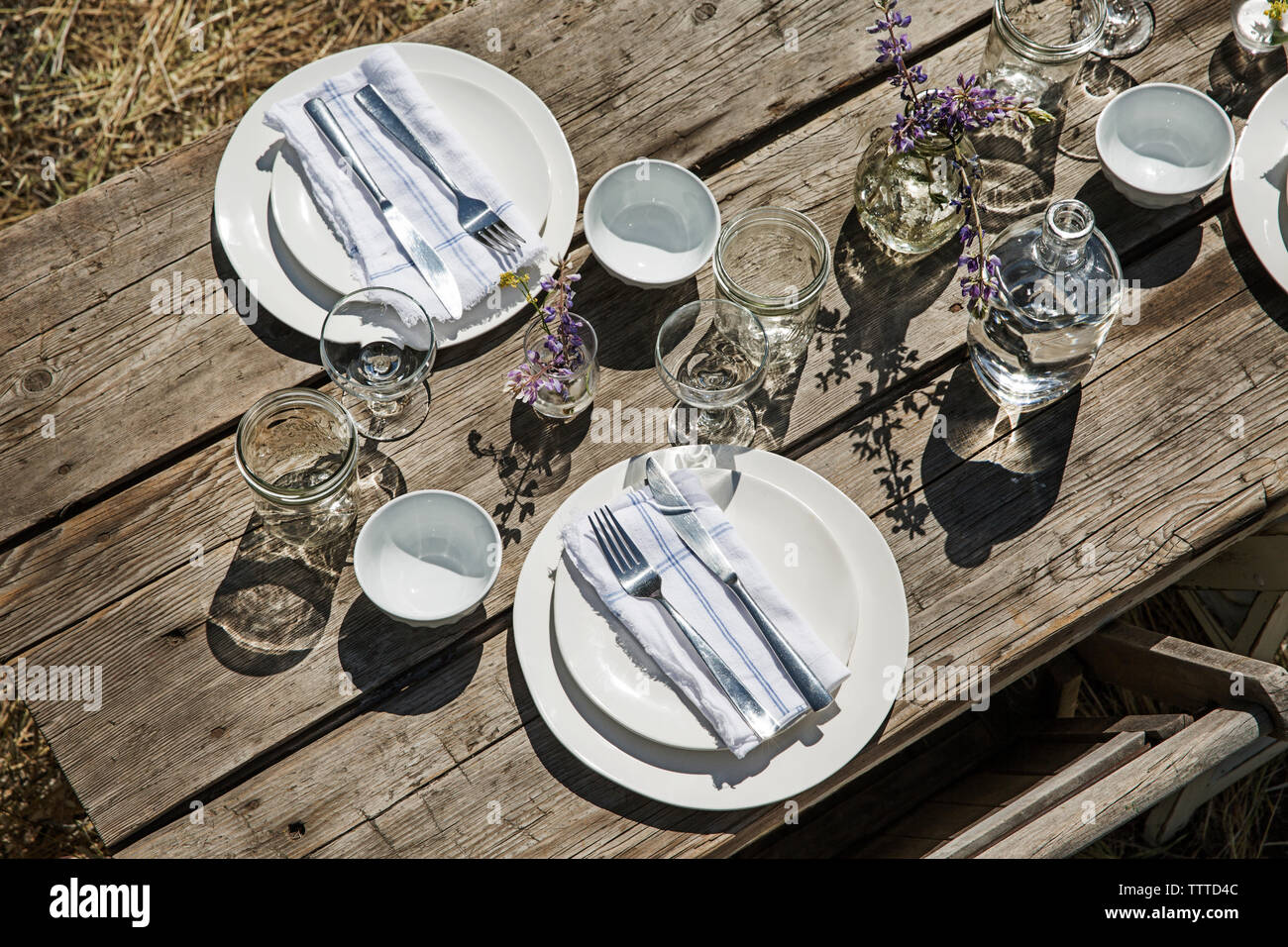 Plates silverware and drinking glasses hires stock photography and