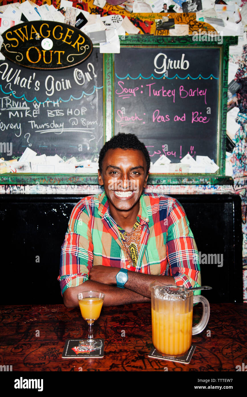 BERMUDA. Chef Marcus Samuelsson having the famous Rum Swizzle at the Swizzle Inn at Bailey's Bay. Stock Photo