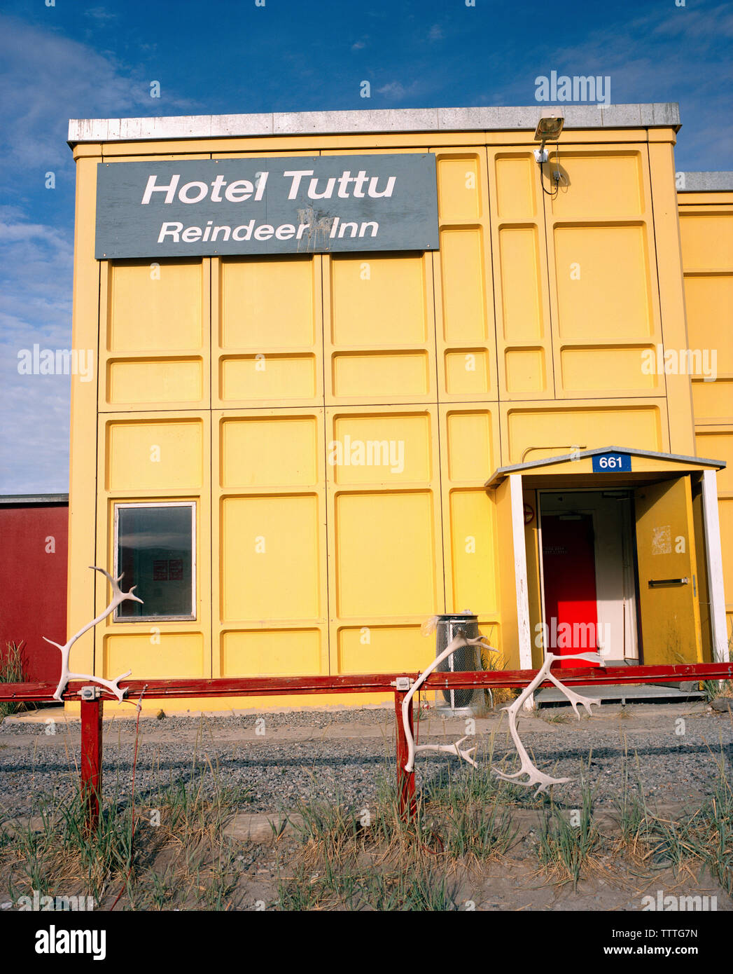 GREENLAND, Kangerlussuaq, exterior of hotel Tuttu Stock Photo