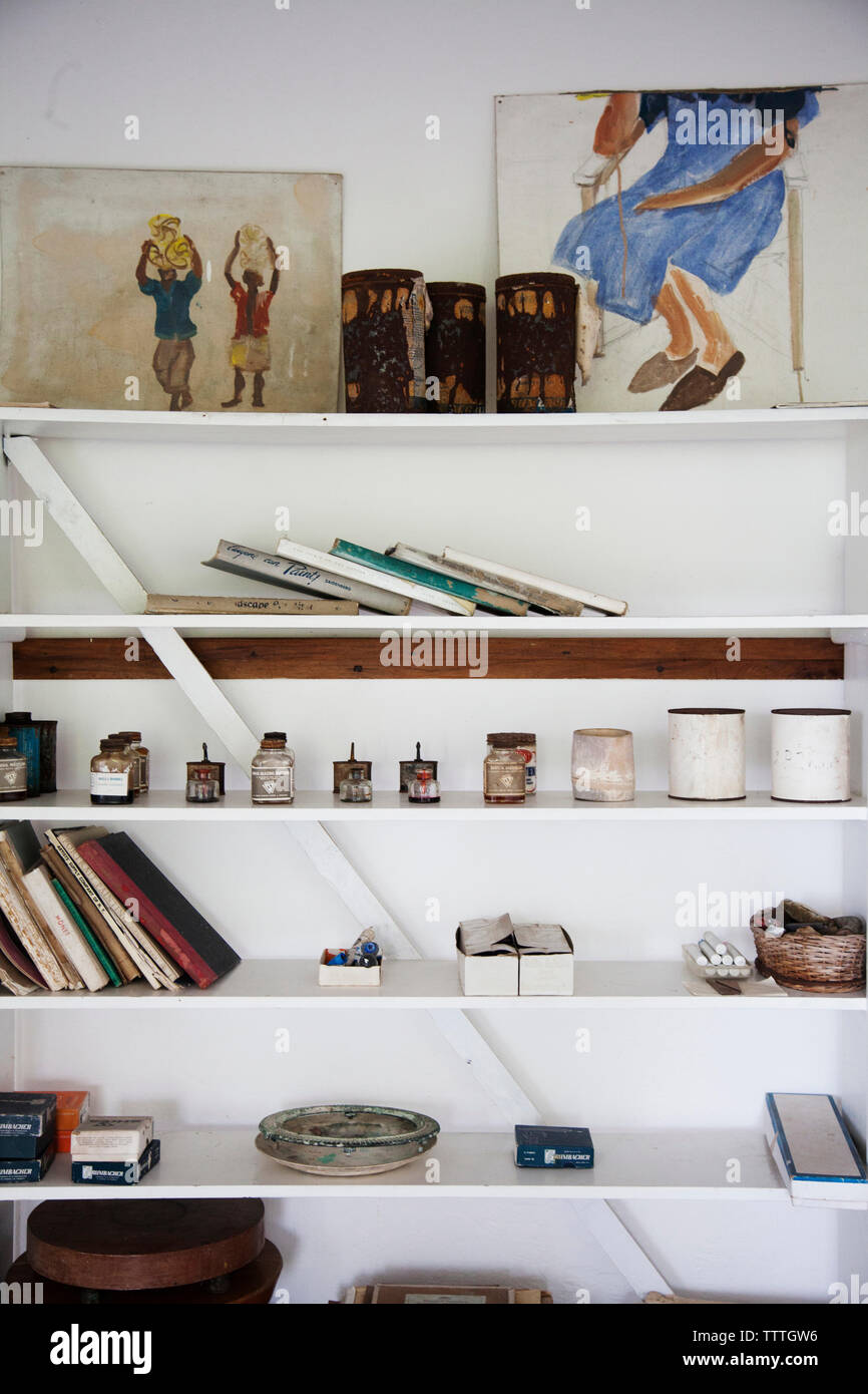 JAMAICA, Ocho Rios. A shelf with books and artwork at Firefly, the