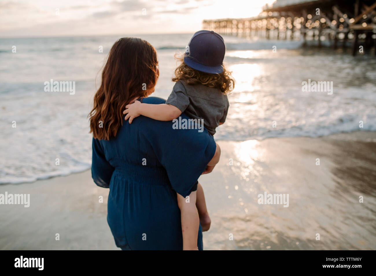 Family rear view mother hi-res stock photography and images - Alamy