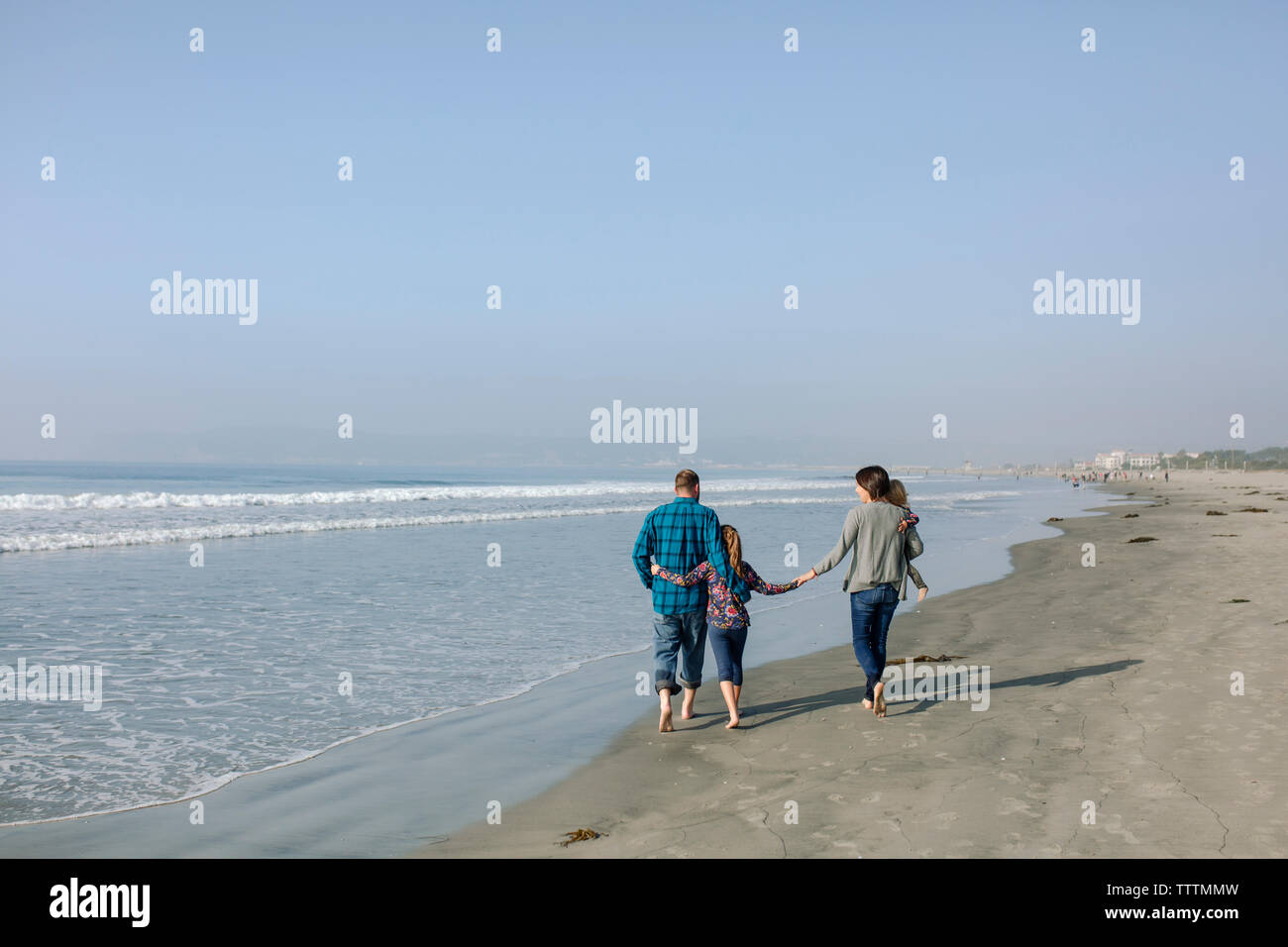 Family beach scene hi-res stock photography and images - Alamy