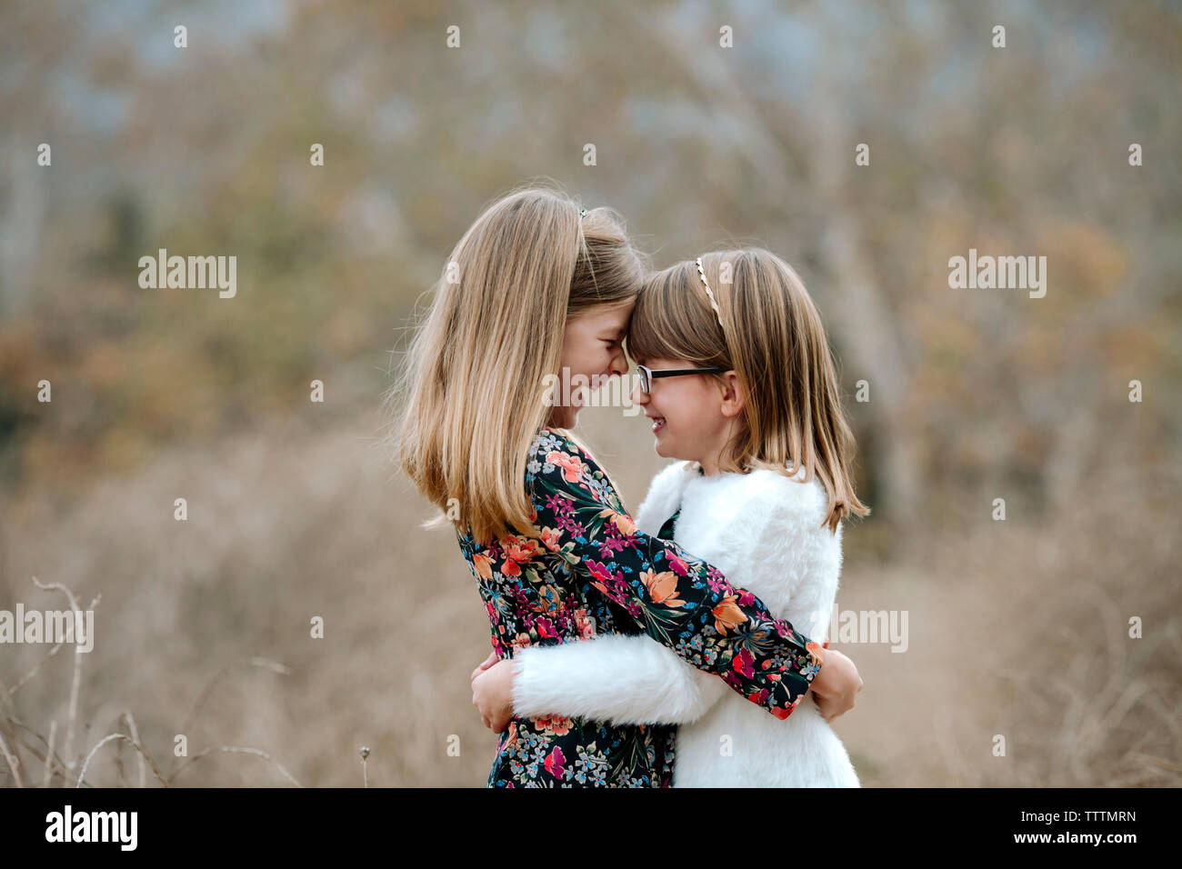 Girls arms around each other hi-res stock photography and images - Alamy