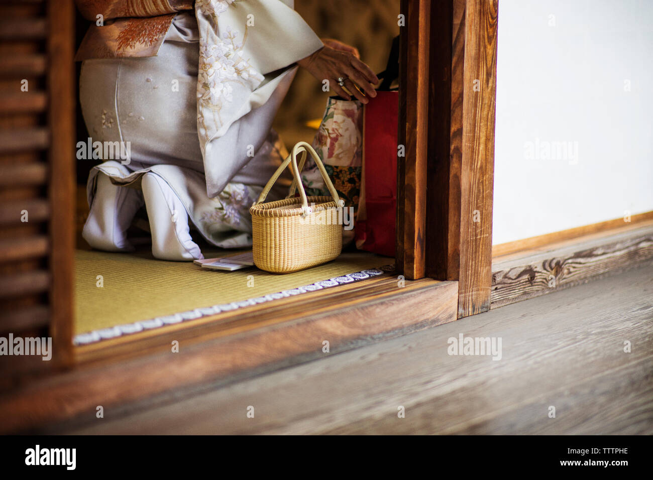 Japanese woman kneeling hi-res stock photography and images - Alamy