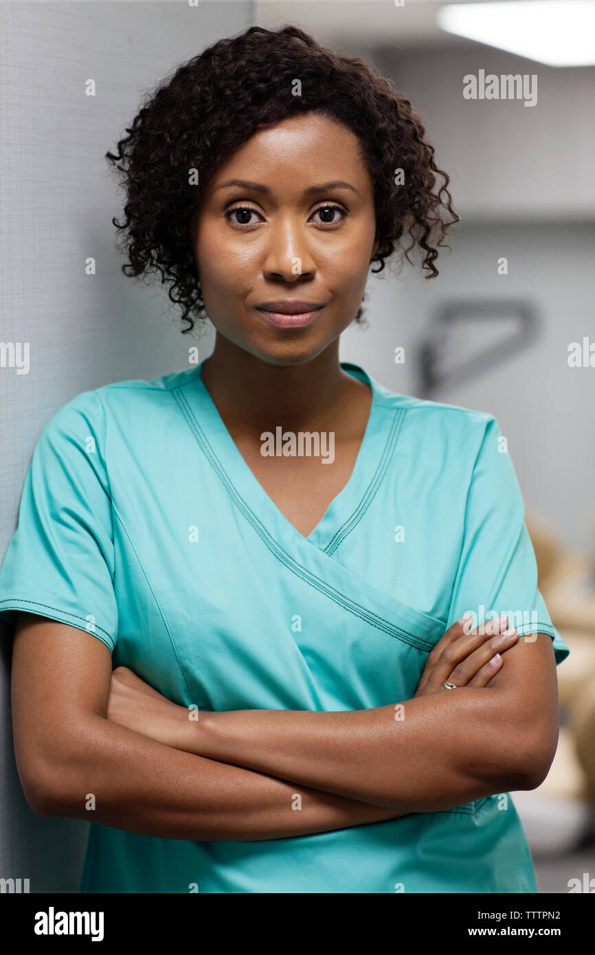 African female doctor with arms crossed hi-res stock photography and ...