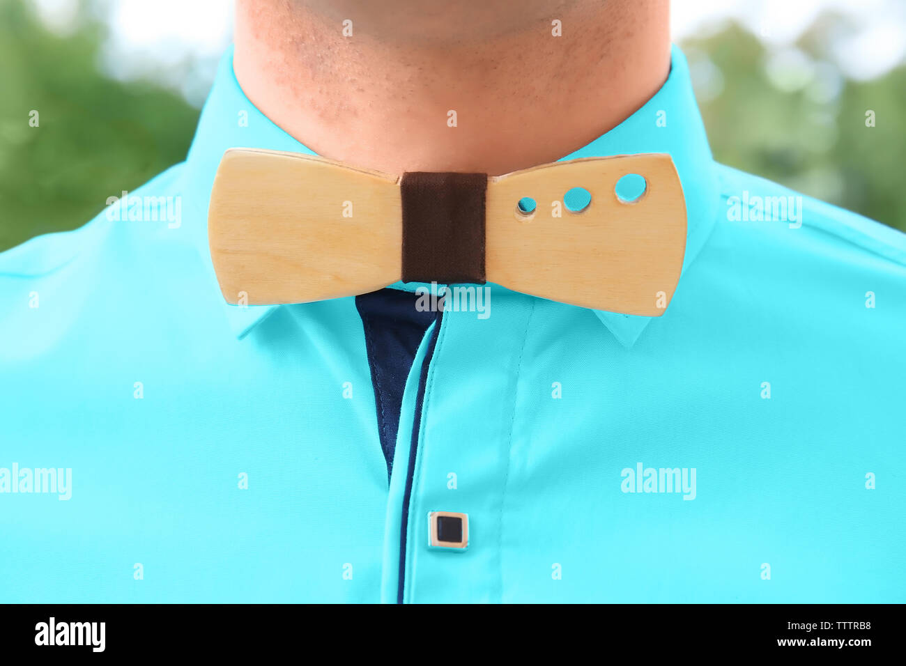 Best man in turquoise shirt with stylish wooden bow tie, close up Stock  Photo - Alamy