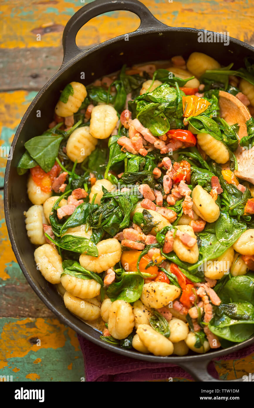 Gnocchi with bacon, spinach & tomatoes Stock Photo - Alamy