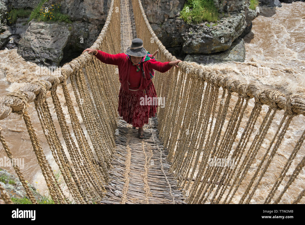 Rope bridge peru hi-res stock photography and images - Alamy