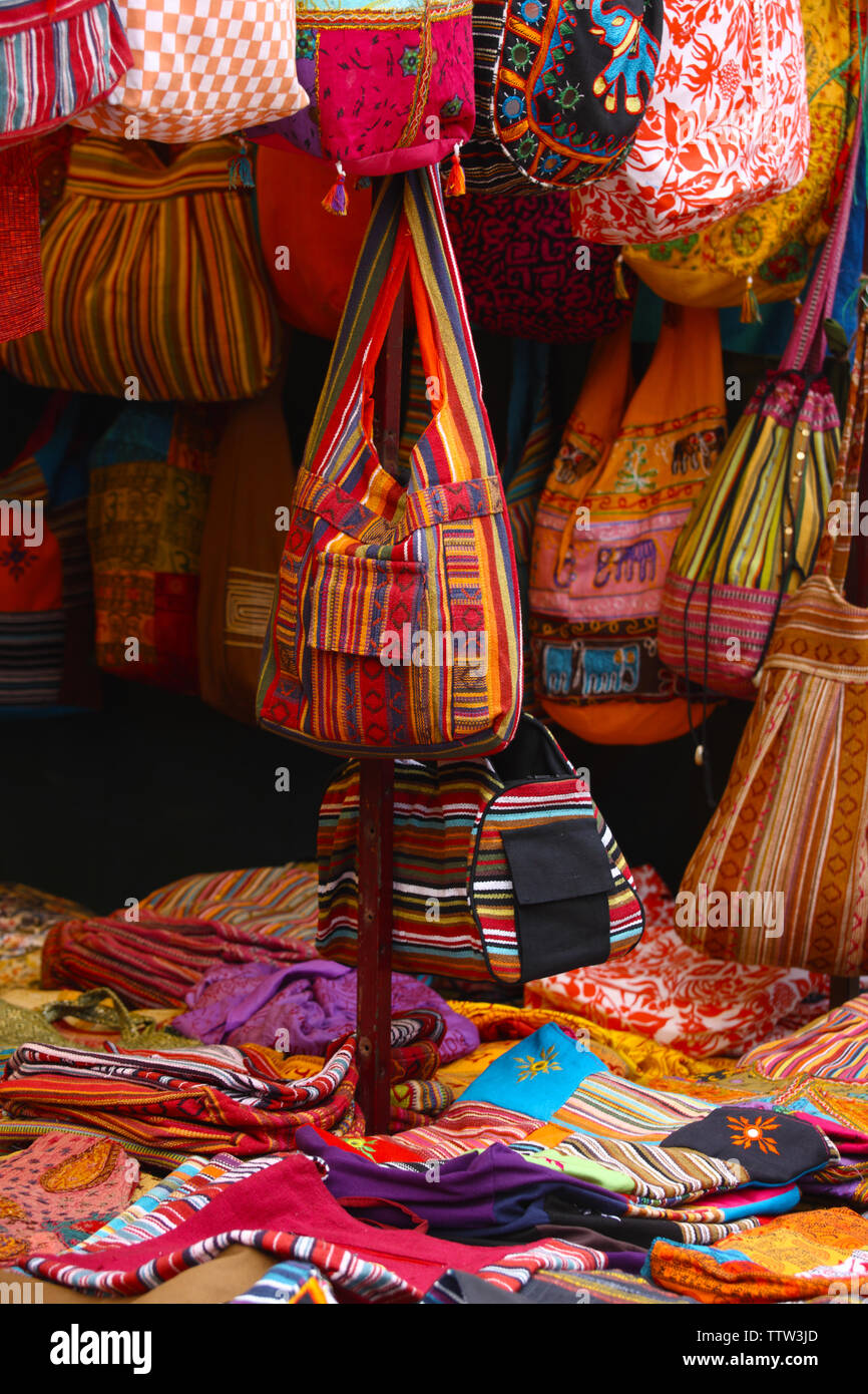 सबसे सस्ता पर्स मार्किट सदर बाजार | Ladies Purse Wholesale Market Delhi  Sadar Bazar | Hanging Purse Ladies Party Wear Purse And Wedding Purse in...  | By Monu Khatri VlogsFacebook