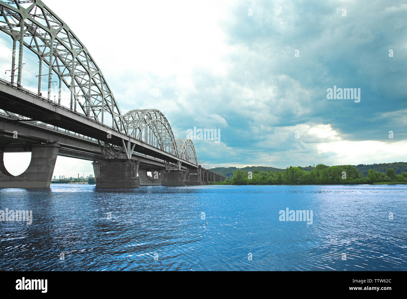 Bridge steel supports pattern hi-res stock photography and images - Alamy
