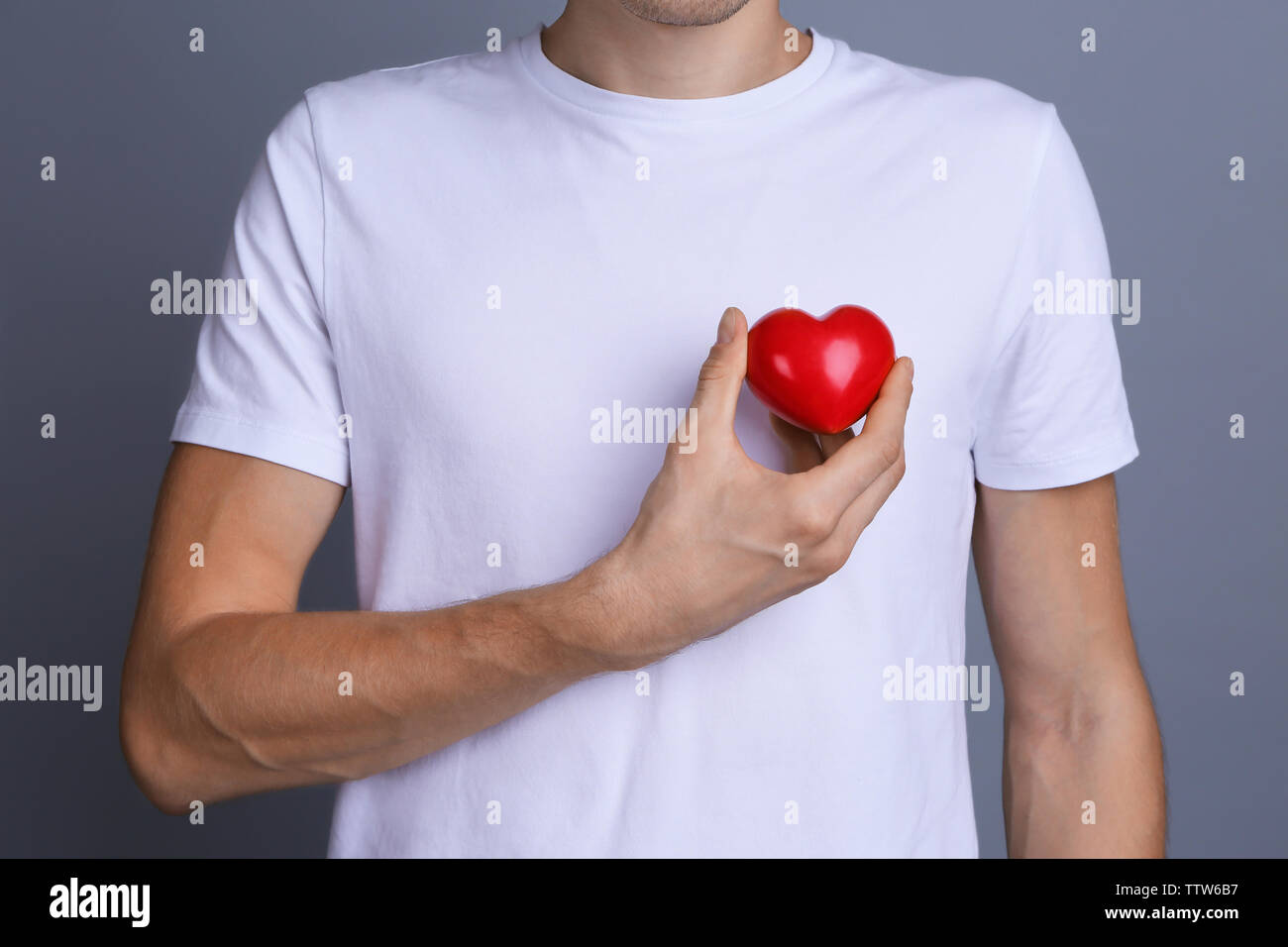 Человек держит сердце в руках. Стихотворение про сердце человека. Картинки красное сердечко держит человек. Человечек с сердцем в руках. Белый человечек с сердцем.