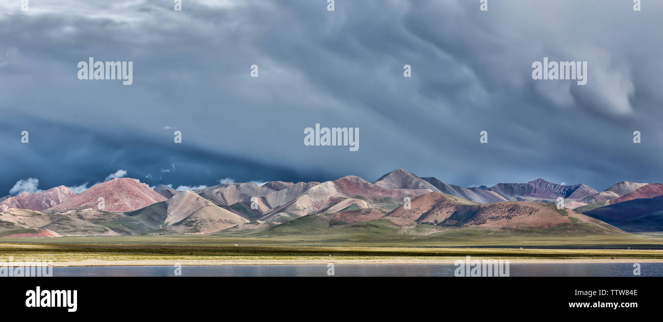 Mountain range near Nam Tso Lake, Tibet (China, Asia). Clouds in the sky. A storm might be coming soon. Colorful mountains. Dramatic, breathtaking. Stock Photo