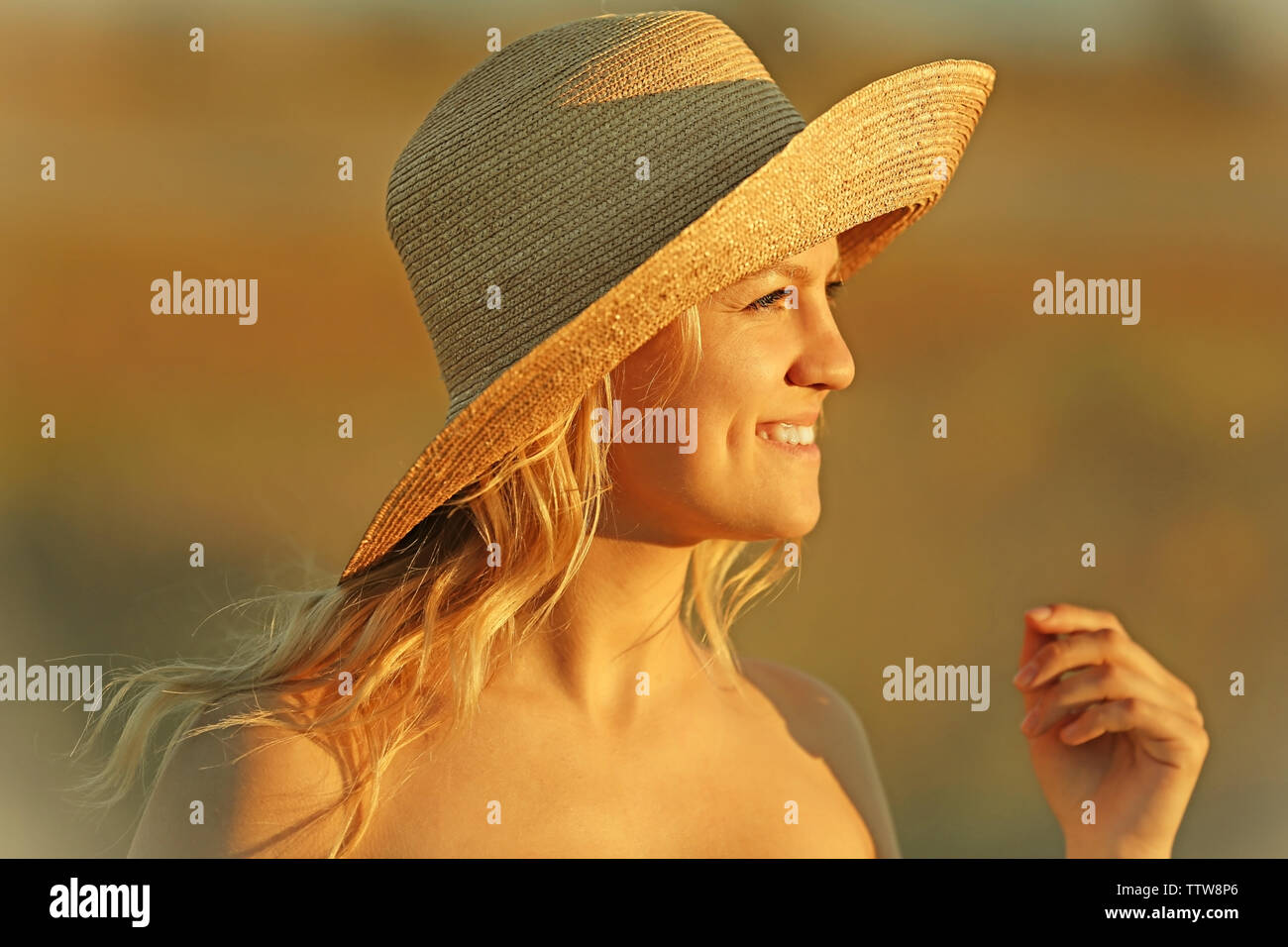 Portrait of young woman in straw hat Stock Photo - Alamy