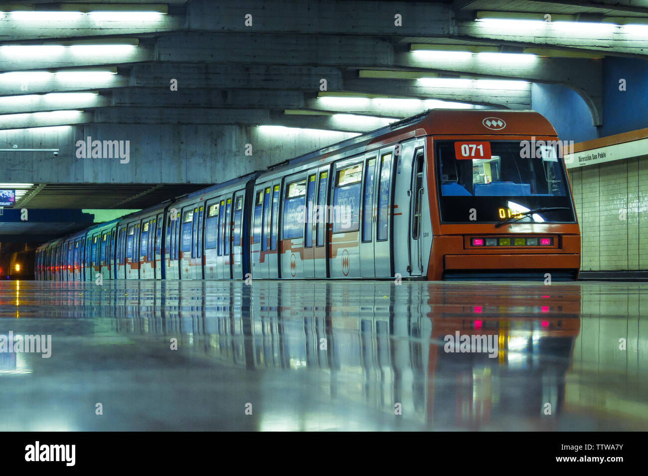 SANTIAGO, CHILE - SEPTEMBER 2014: A NS93 Metro de Santiago train at Neptuno station Stock Photo - Alamy SANTIAGO, CHILE - SEPTEMBER 2014: A NS93 Metro de Santiago train at Neptuno station Stock Photo - Alamy