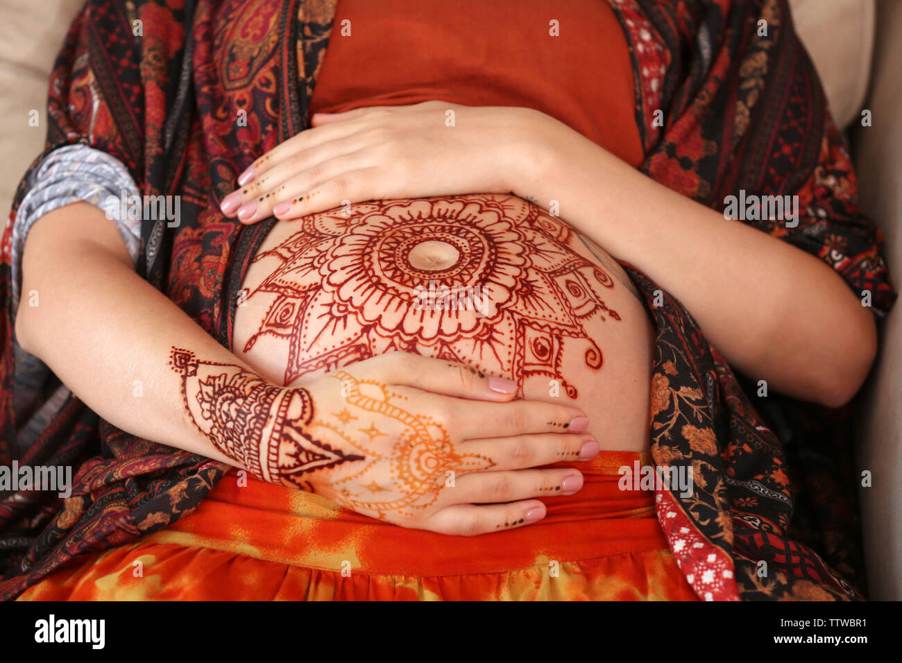 Henna Tattoos On Pregnant Belly - Https Encrypted Tbn0 Gstatic Com Images Q Tbn And9gcrjfg Mgpfueriyu O1c96 Lnj6fvweszuf Ldzdgw Usqp Cau / Thanks to the artist ana sprenger with blooming lotus henna:
