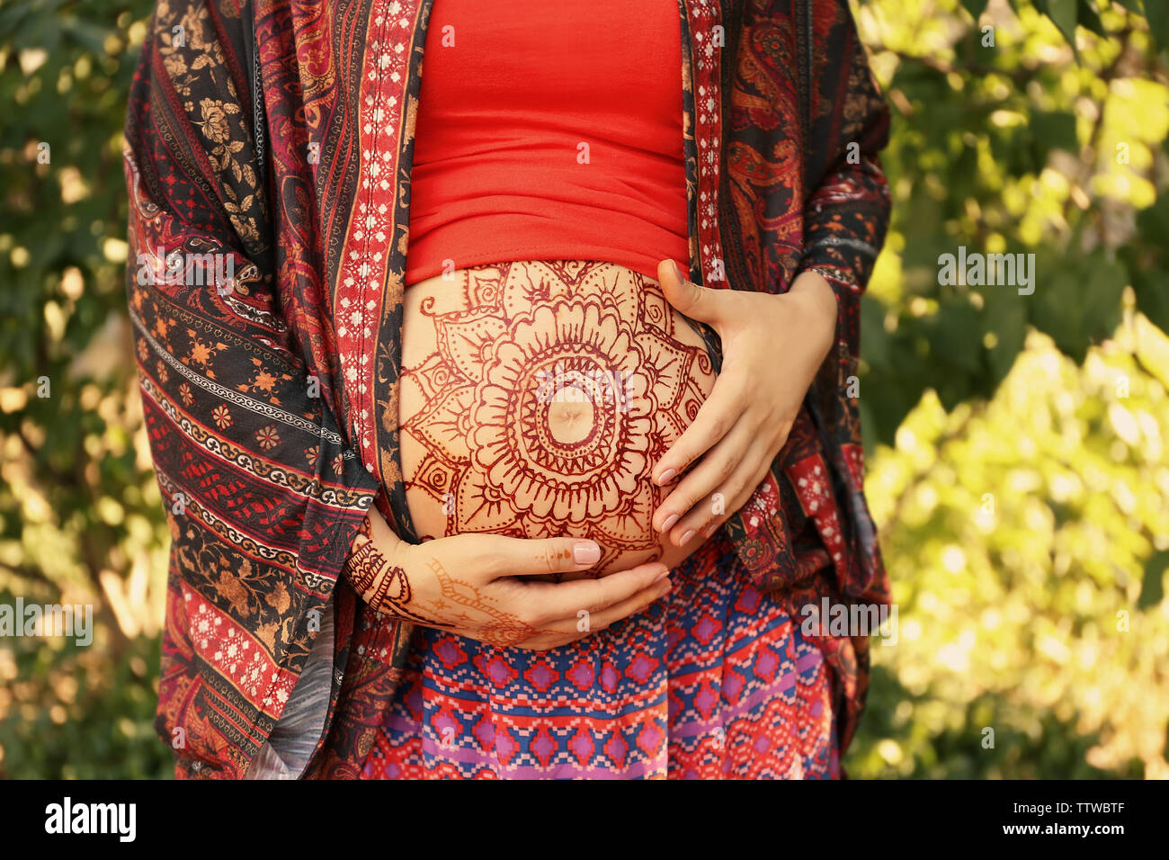 Henna tattoo on pregnant belly hi-res stock photography and images - Alamy