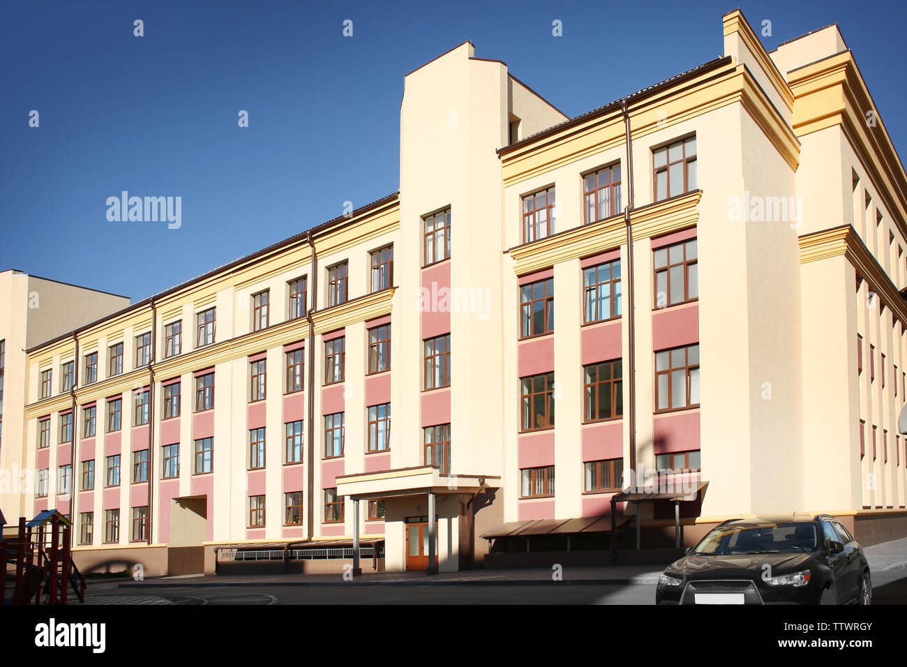 Exterior of modern school building Stock Photo - Alamy