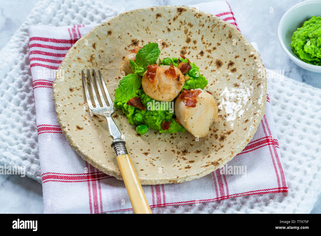 Scallops with minted peas and crispy pancetta Stock Photo Alamy