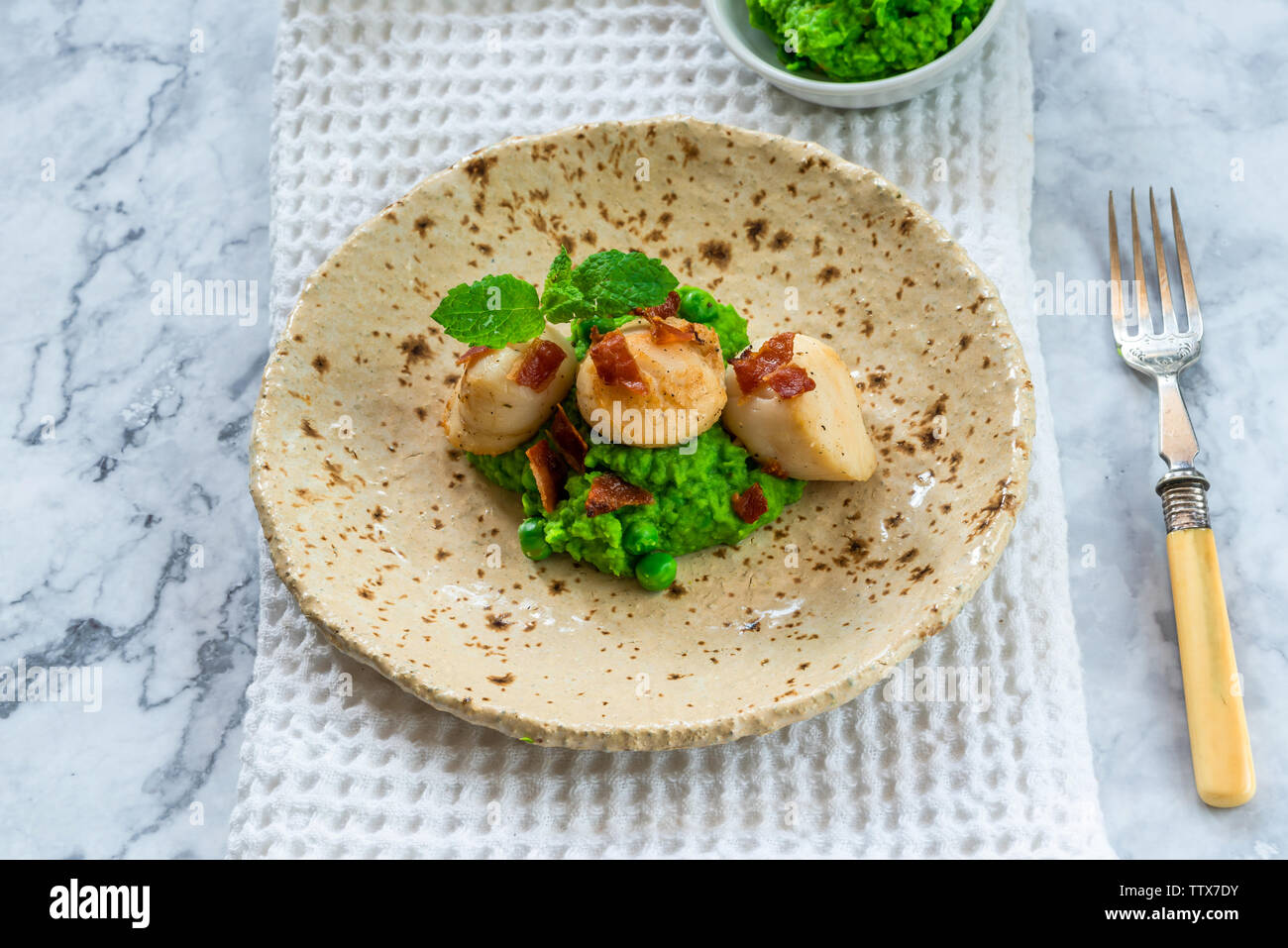 Scallops with minted peas and crispy pancetta Stock Photo Alamy
