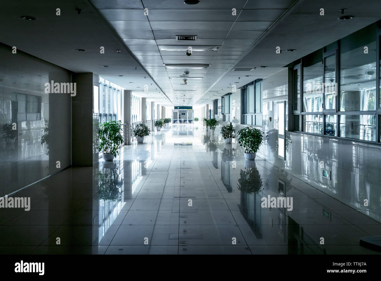 Hospital hallways hi-res stock photography and images - Alamy
