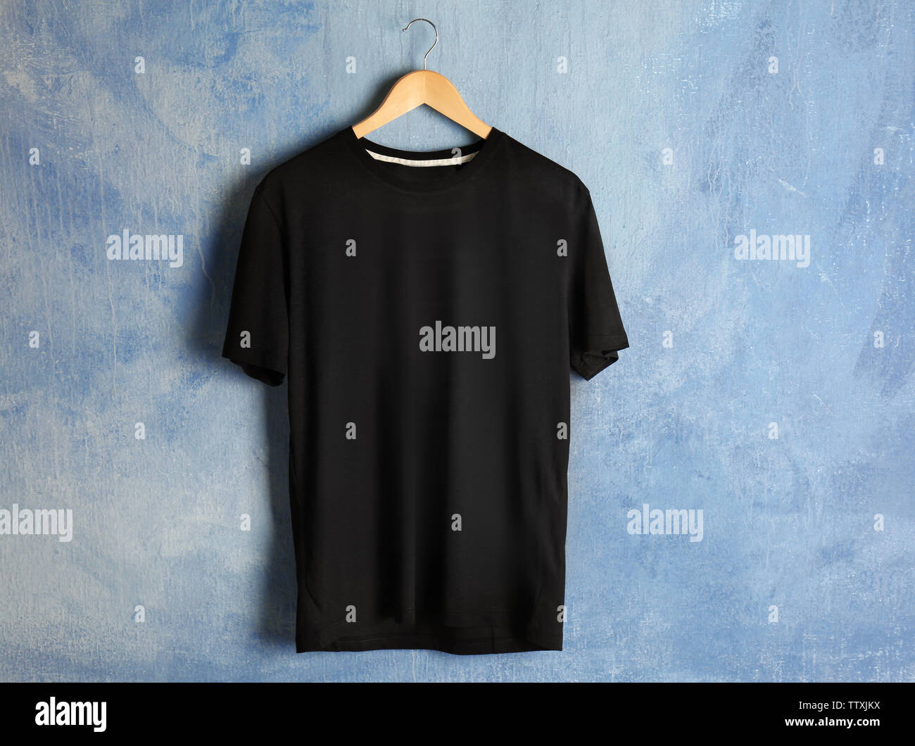Blank black t-shirt on grunge background Stock Photo - Alamy
