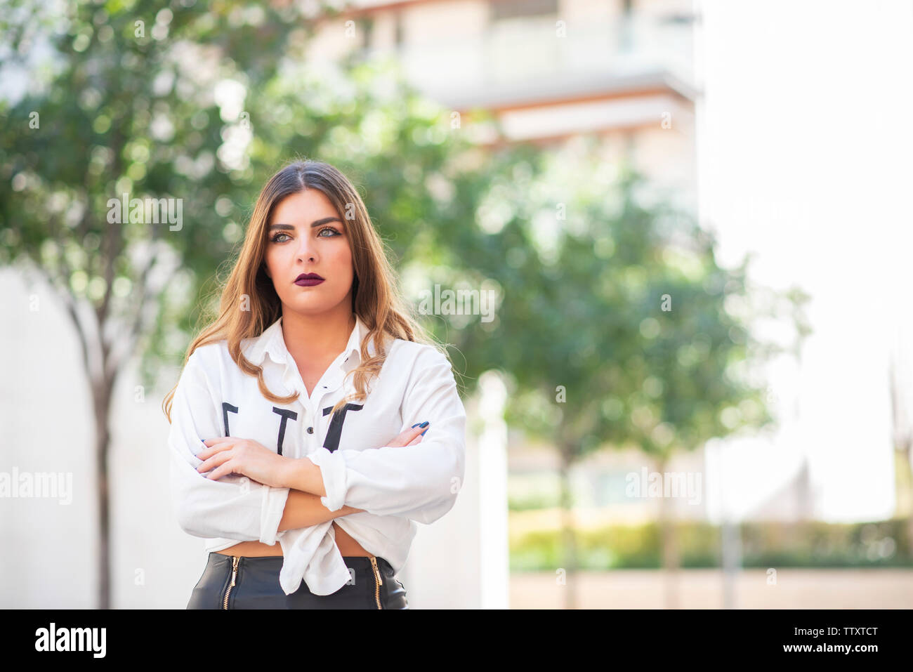 Worried woman arms crossed hi-res stock photography and images - Alamy