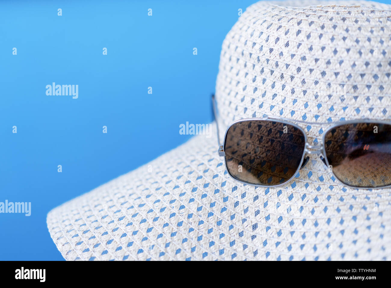 Sunglasses and straw hat on blue background, summer concept Stock Photo ...