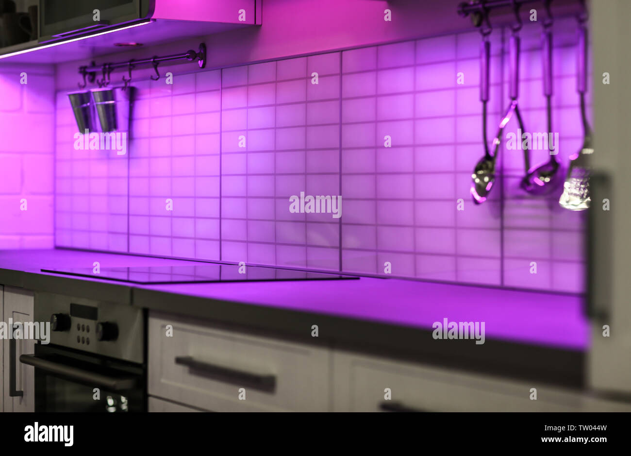 Purple kitchen cabinets hi-res stock photography and images - Alamy