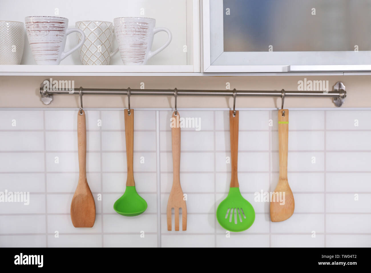 https://c8.alamy.com/comp/TW04T2/set-of-utensils-on-kitchen-TW04T2.jpg