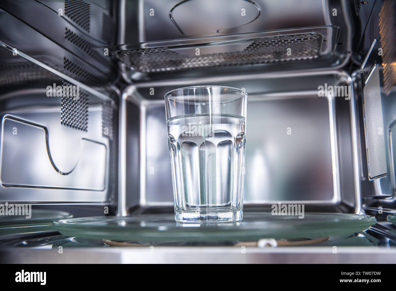 Вода свч. Микроволновка внутри нержавейка. Микроволновка и стакан воды. Стакан воды в микроволновке. Чистые бокалы в посудомойке.
