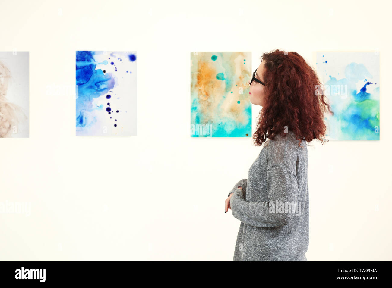 Young woman in modern art gallery Stock Photo - Alamy