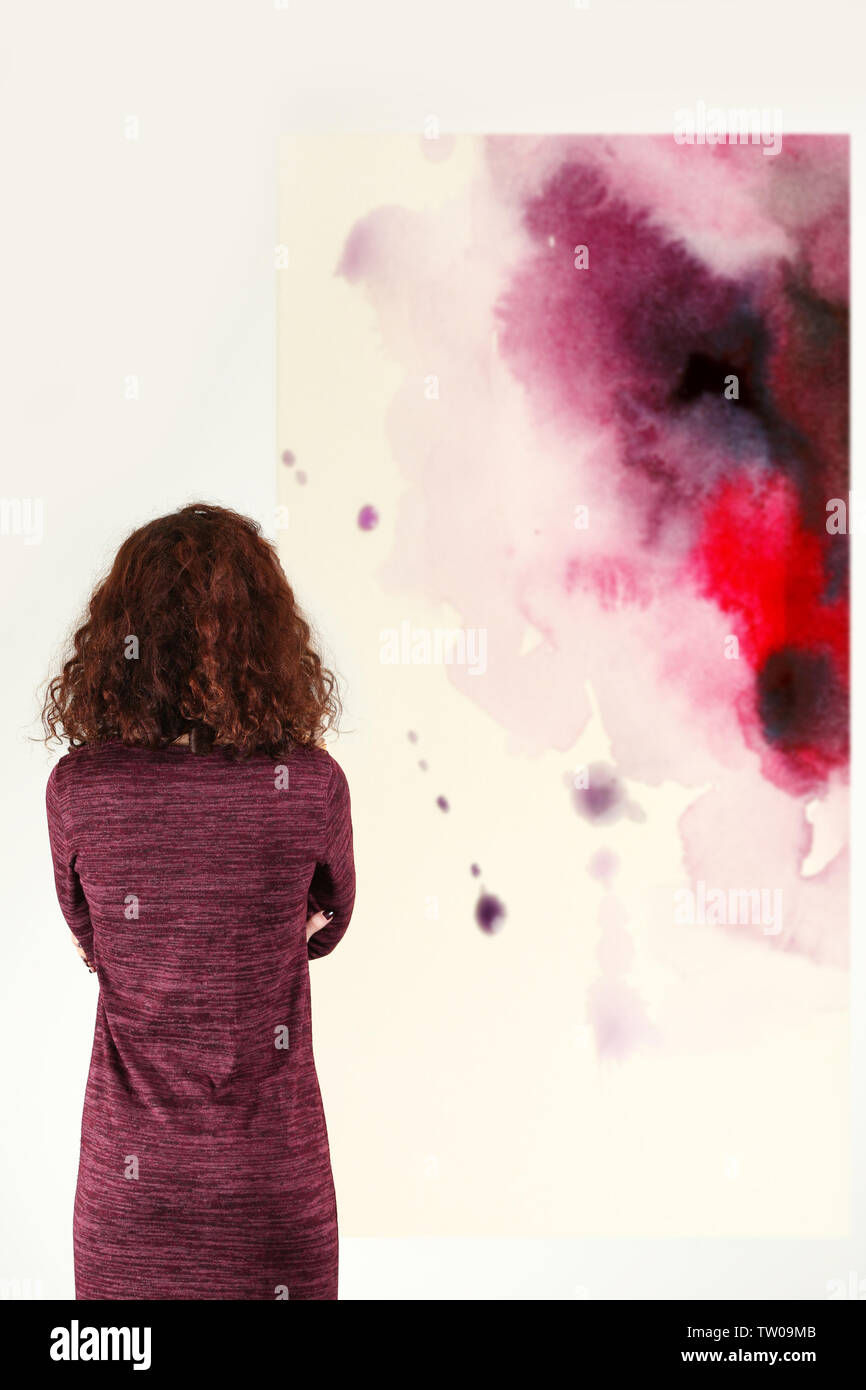 Young woman in modern art gallery Stock Photo - Alamy