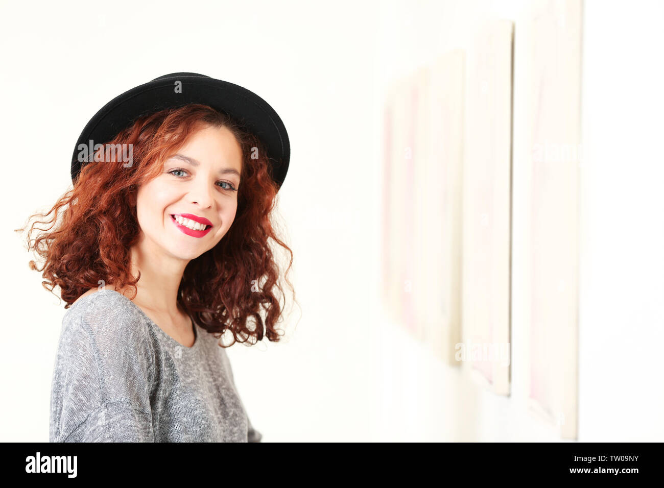 Young woman in modern art gallery Stock Photo - Alamy