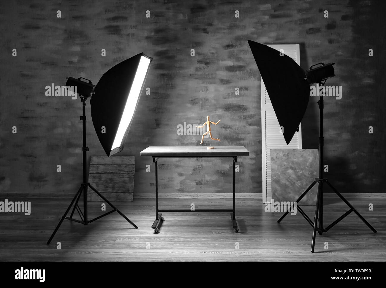 https://c8.alamy.com/comp/TW0F9R/modern-photography-studio-for-object-shooting-TW0F9R.jpg