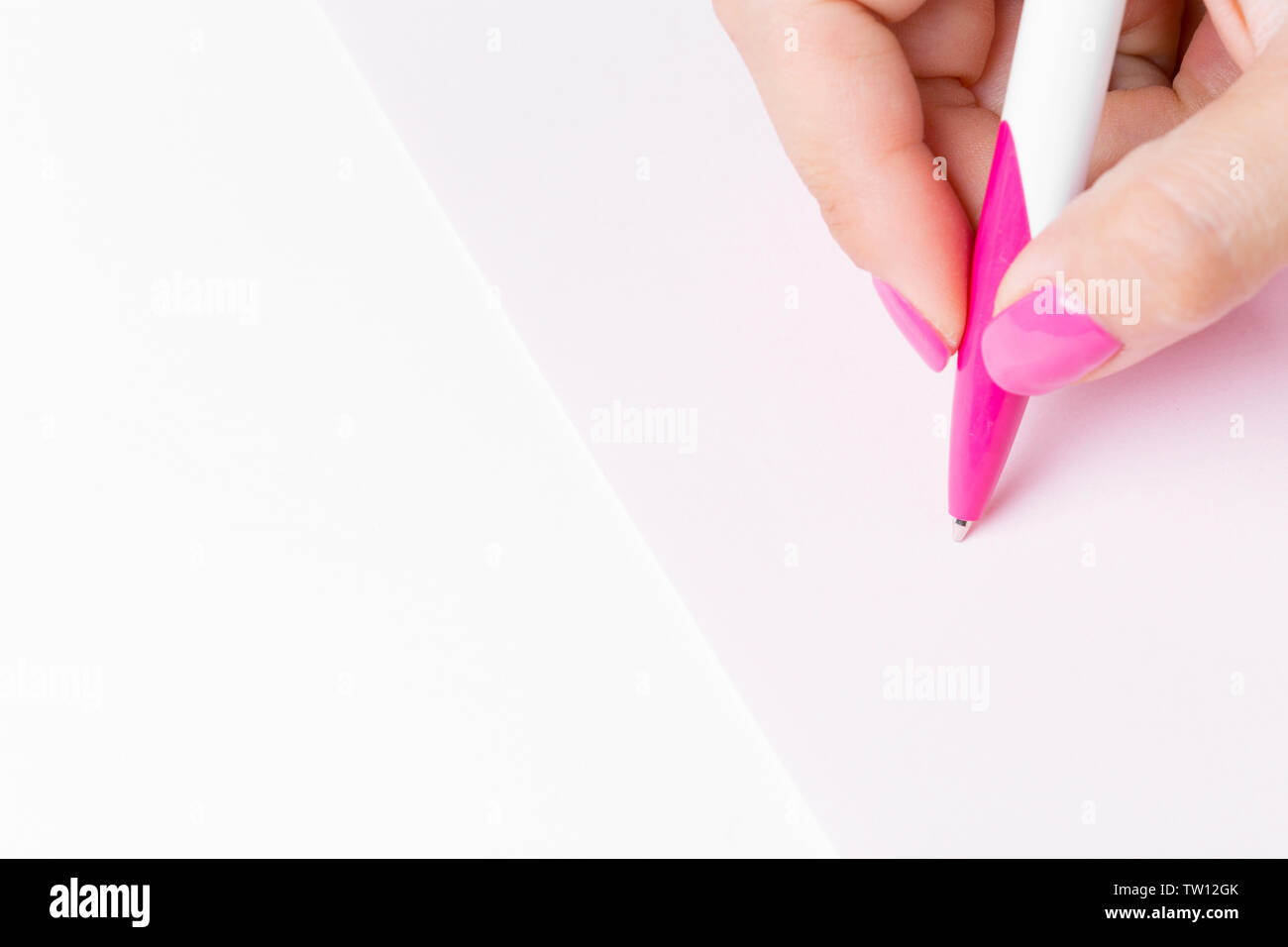 Female hand holding a pen close up Stock Photo - Alamy