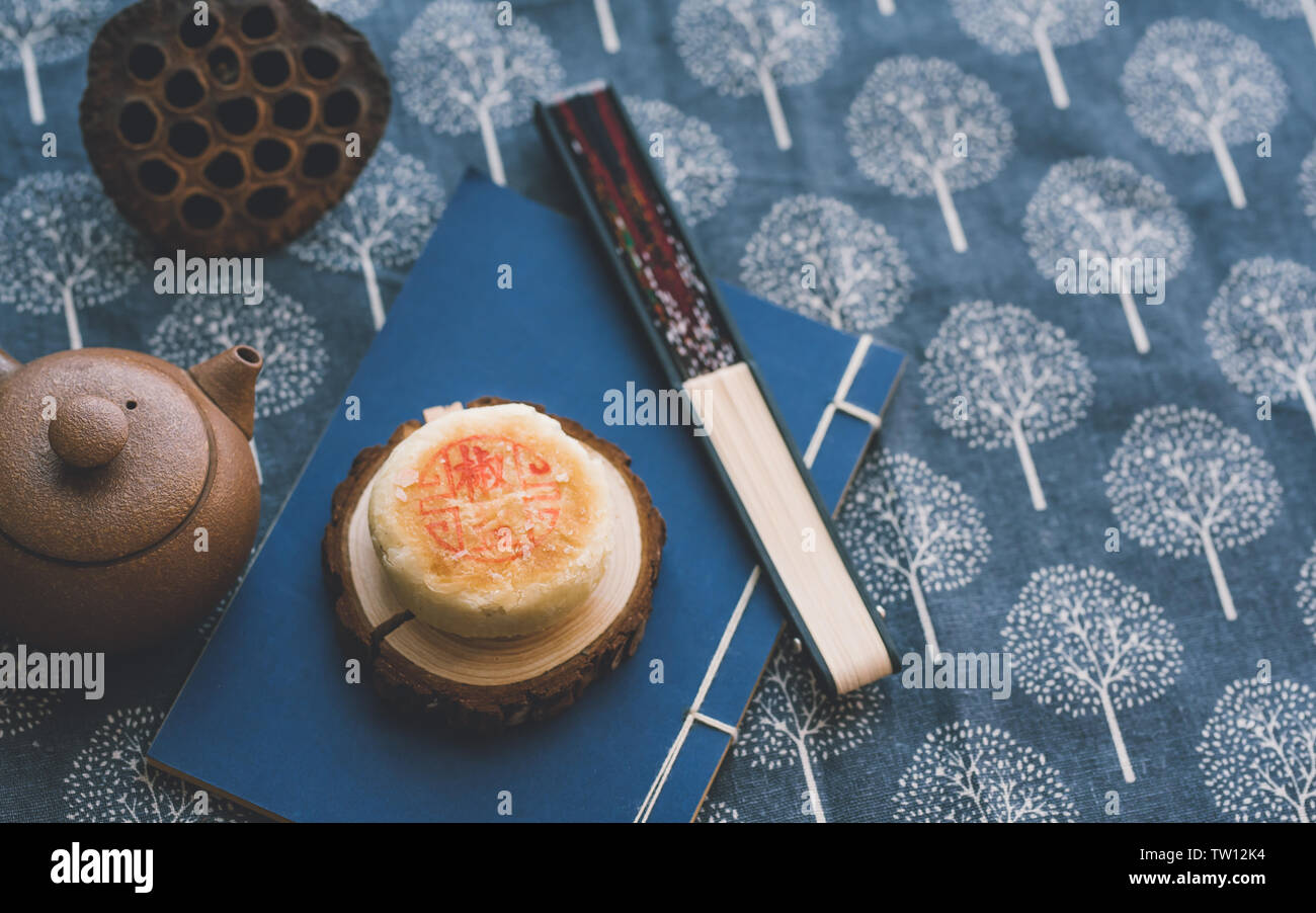 Mid autumn festival line hi res stock photography and images Alamy