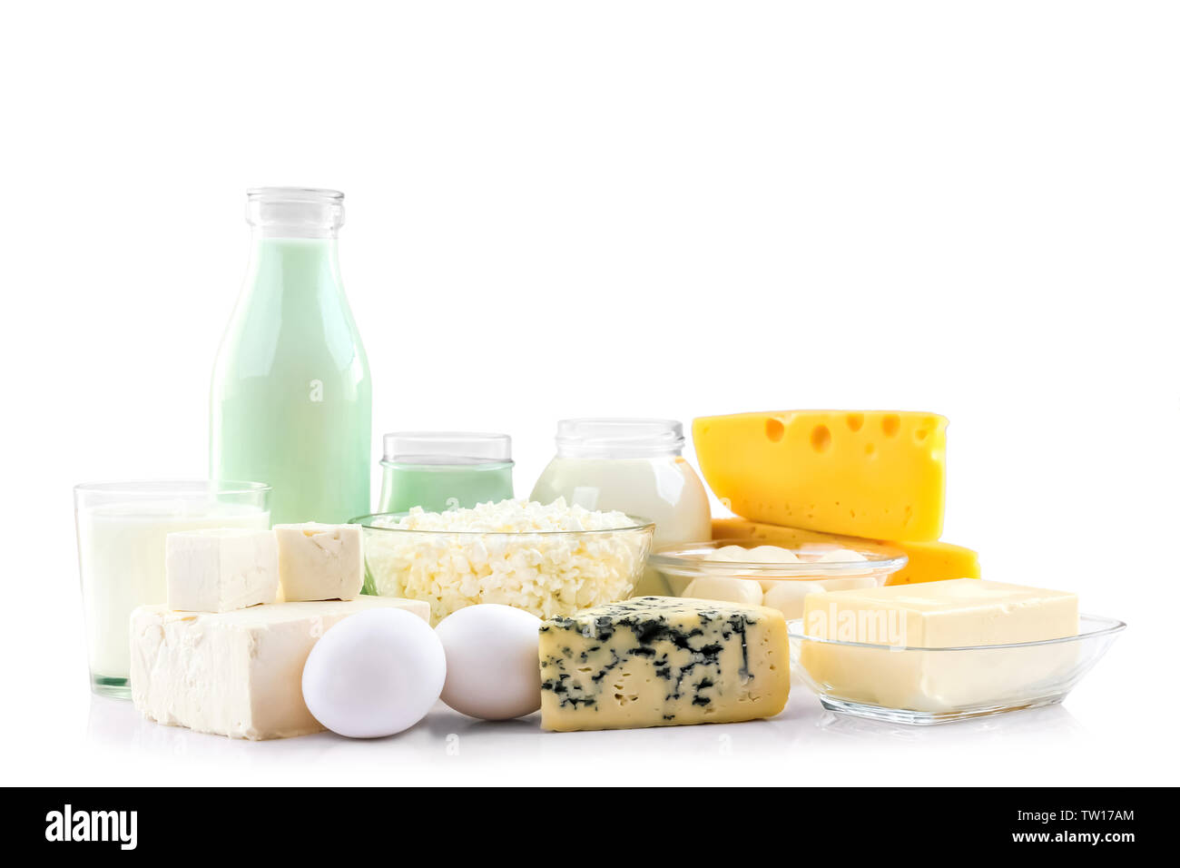 Ann to buy fresh dairy food. Dairy products на деревянной доске сбоку. лого dairy classic мороженое. молочная продукция на белом фоне. молоко 1 литр.