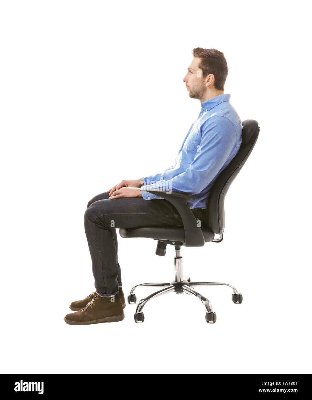 качаться на стуле. парень на стуле. человек раскачивается сидя. человек раскачивается сидя. шатающийся стул.