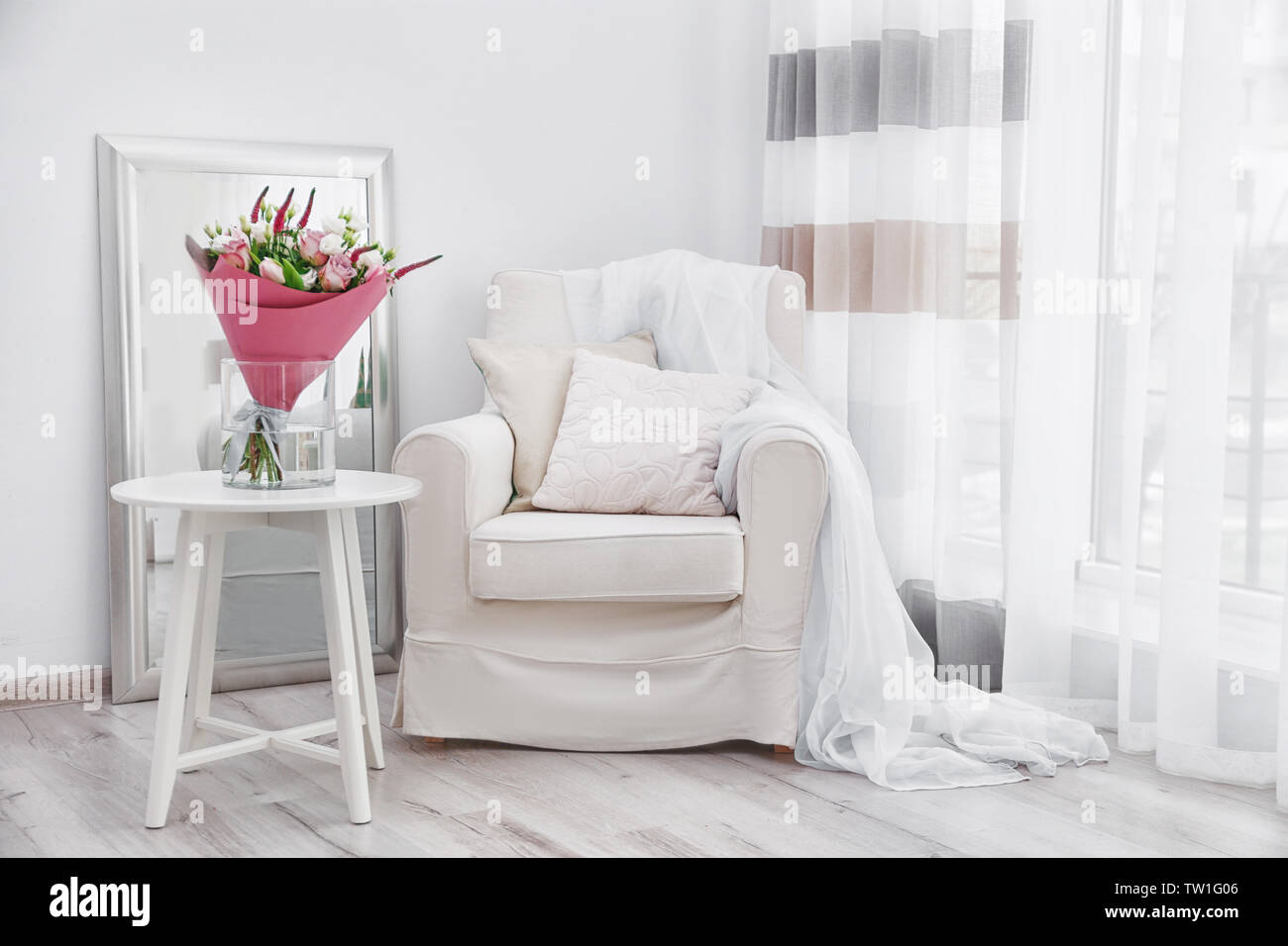 Interior design of room with beautiful flowers Stock Photo - Alamy