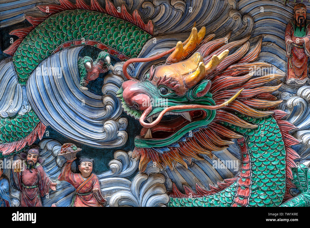 Chinese dragon on temple wall hi-res stock photography and images - Alamy