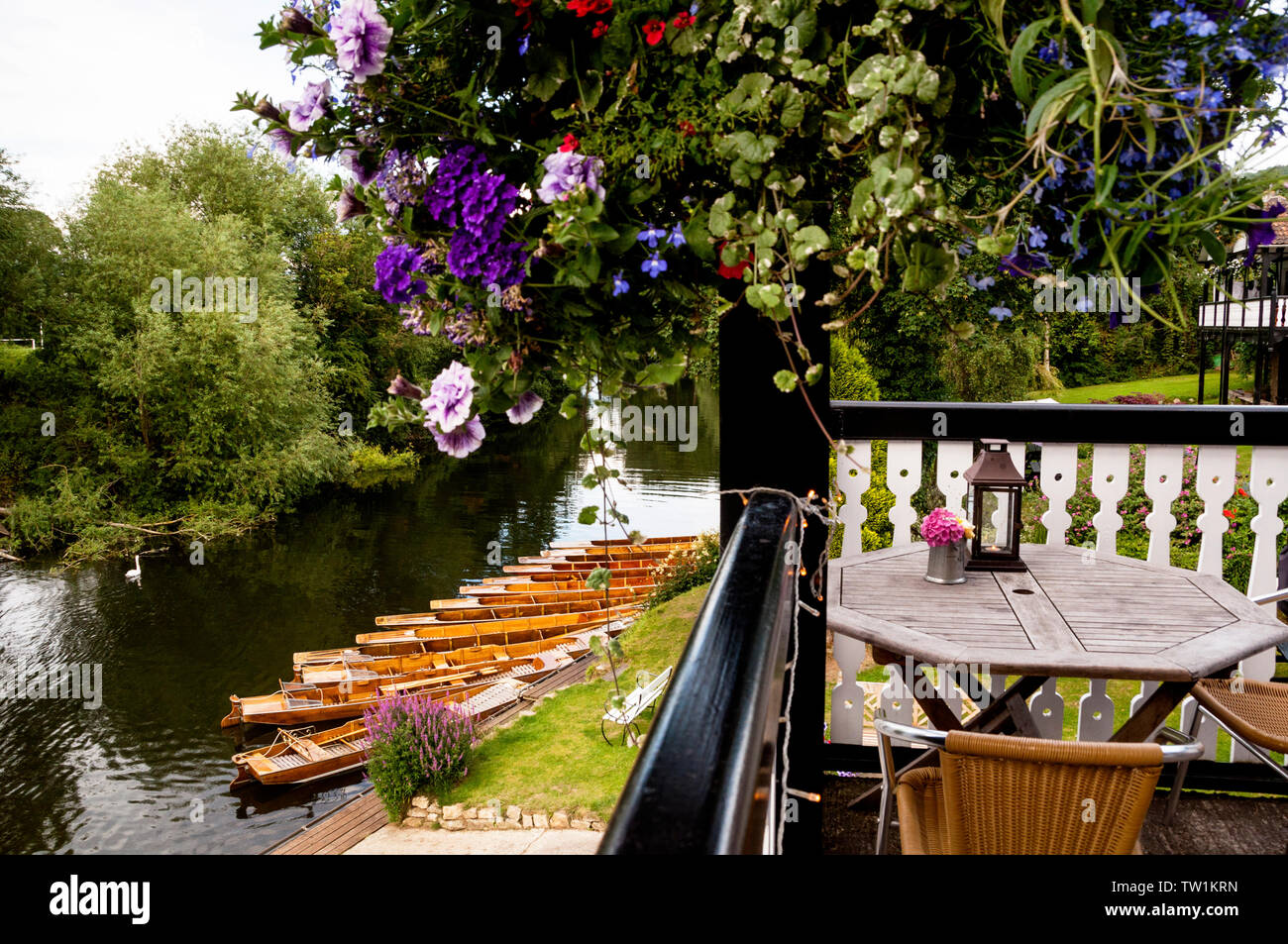 Wooden boats and outdoor seating at the Bathwick Boatman Riverside Restaurant overlooking the River Avon in Bath, England. Stock Photo