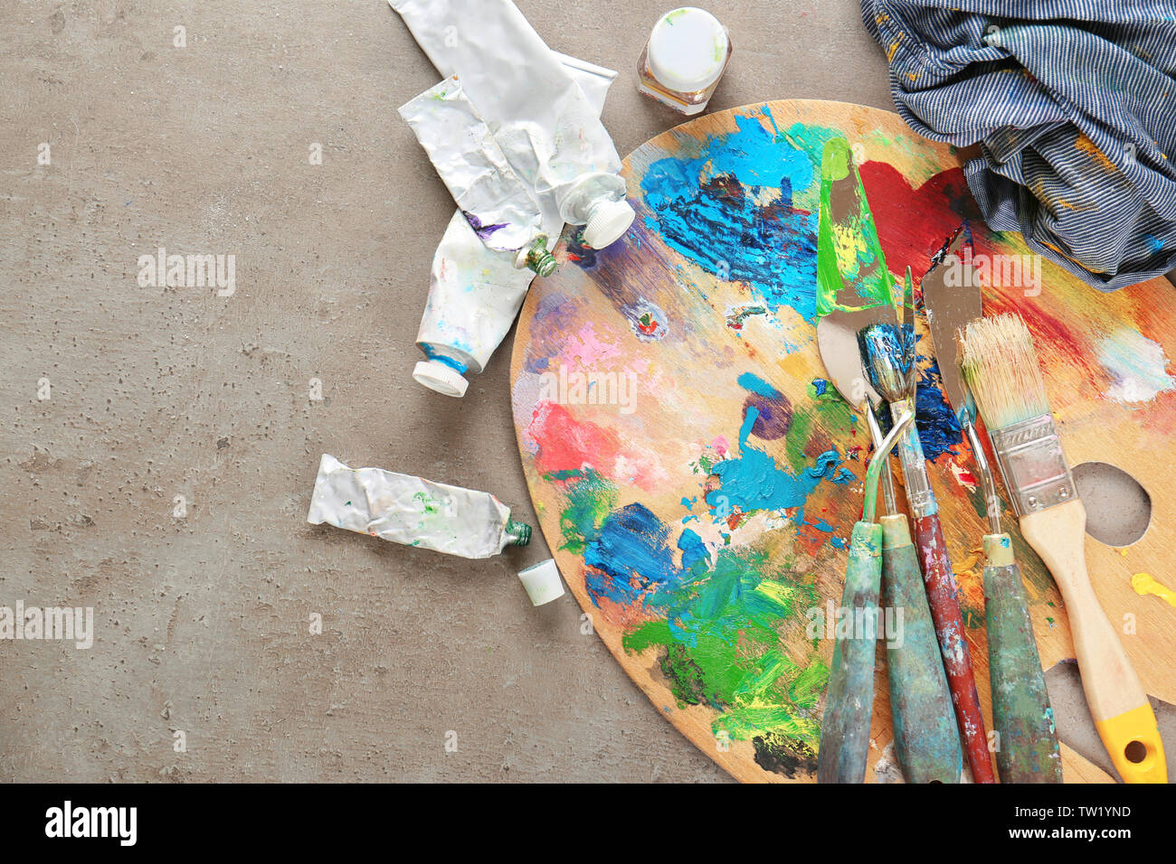 Artist supplies hi-res stock photography and images - Alamy