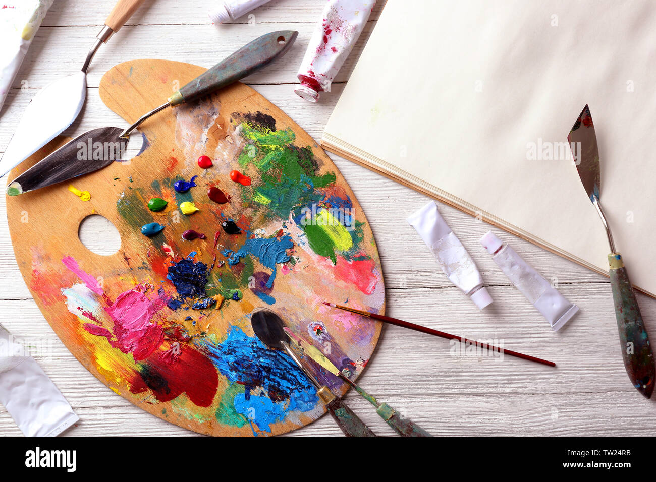 A paint palette and a spatula on a table photo – Oil paint Image on Unsplash