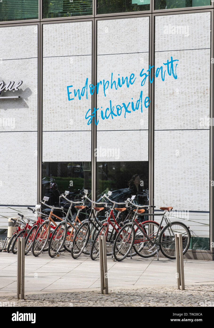Bicycle shop in Frankfurt am Main, advertising slogan endorphins instead of nitrogen oxides, Stock Photo