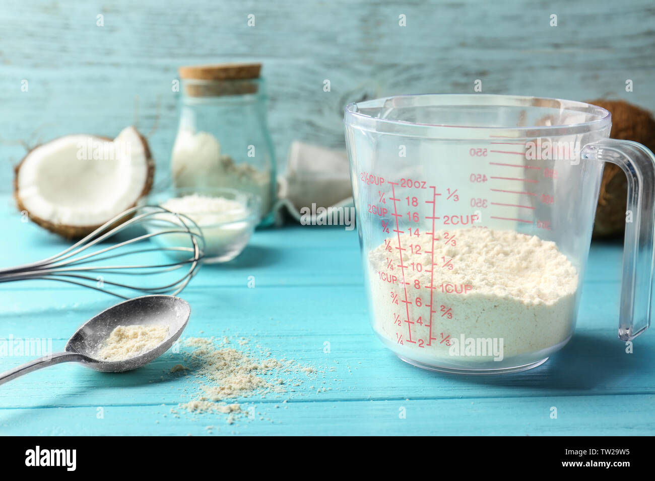 https://c8.alamy.com/comp/TW29W5/measuring-cup-with-coconut-flour-on-wooden-background-TW29W5.jpg