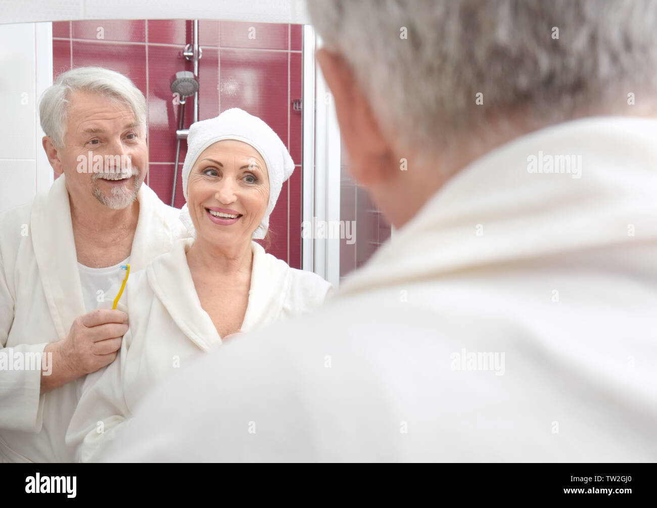 Elderly people care wash hires stock photography and images Alamy